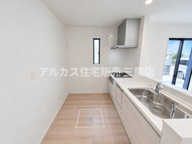 中央線 武蔵小金井駅 20分 新築戸建 小金井市前原町1丁目のキッチン|床下収納や勝手口風の小窓も備わった、機能的で使い勝手の良いキッチンエリアです。