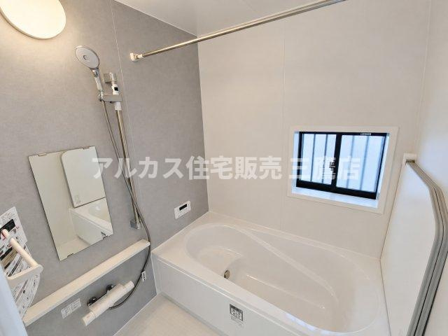 中央線 武蔵小金井駅 20分 新築戸建 小金井市前原町1丁目の浴室|物干し用のランドリーパイプや便利なカウンター、鏡を備えた機能的な浴室スペースです。   