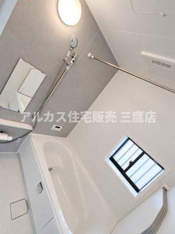 中央線 武蔵小金井駅 20分 新築戸建 小金井市前原町1丁目の浴室|1（41枚目：BST001.png）浴室
グレーのアクセントパネルと小窓を備えた、明るく清潔感のあるリラックスできるバスルームです。