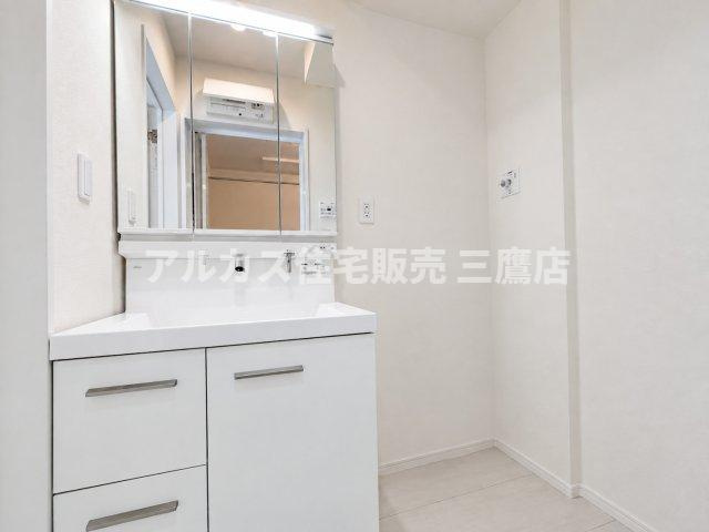 中央線 武蔵小金井駅 20分 新築戸建 小金井市前原町1丁目の独立洗面台|収納力のある三面鏡付き洗面化粧台と、すっきとしたホワイト調で統一された使い勝手の良いサニタリールームです。   
