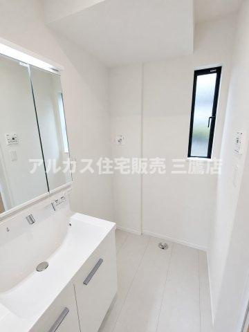 中央線 武蔵小金井駅 20分 新築戸建 小金井市前原町1丁目の洗面所|白を基調としたすっきりとしたデザインの洗面化粧台周りで、毎日の身支度もスムーズに行えます。  