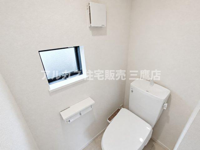 中央線 武蔵小金井駅 20分 新築戸建 小金井市前原町1丁目のトイレ|室内洗濯機置場と換気・採光に優れたスリムな縦長の窓が配置された清潔感あふれる空間です。  