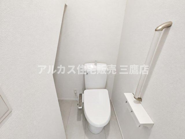 中央線 武蔵小金井駅 20分 新築戸建 小金井市前原町1丁目のトイレ|安心の安全手すりや温水洗浄機能付き便座を備えた、使いやすさに配慮されたレストルームです