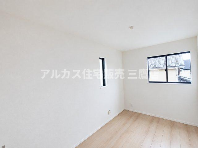 中央線 武蔵小金井駅 20分 新築戸建 小金井市前原町1丁目の洋室|2面に窓が設けられており、明るく通風・採光性に優れたナチュラルテイストの洋室です。   