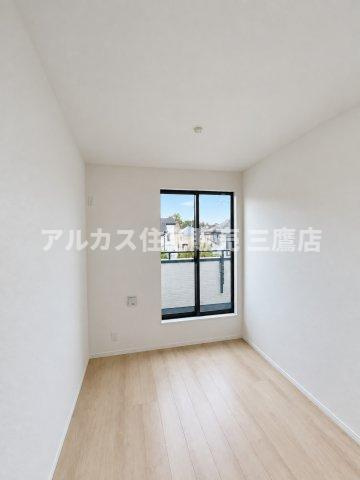 中央線 武蔵小金井駅 20分 新築戸建 小金井市前原町1丁目の洋室|バルコニーへ出入りできる大きな窓があり、開放感のあるすっきりとした空間です。  