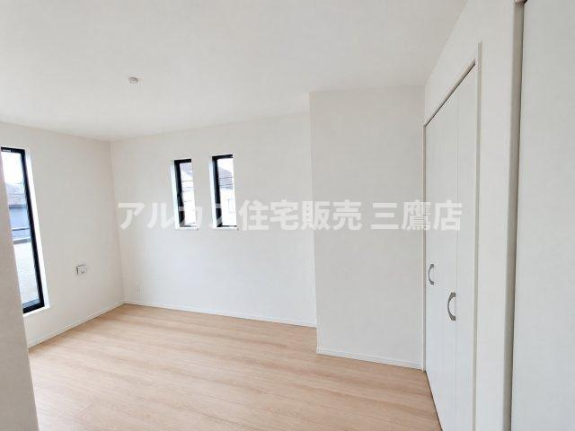 中央線 武蔵小金井駅 20分 新築戸建 小金井市前原町1丁目の洋室|便利なクローゼット収納を備え、家具配置もしやすい明るい洋室です。