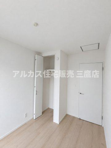 中央線 武蔵小金井駅 20分 新築戸建 小金井市前原町1丁目の洋室|衣類や荷物の整理に役立つハンガーパイプ付きクローゼットが配置された清潔感のあるお部屋です。