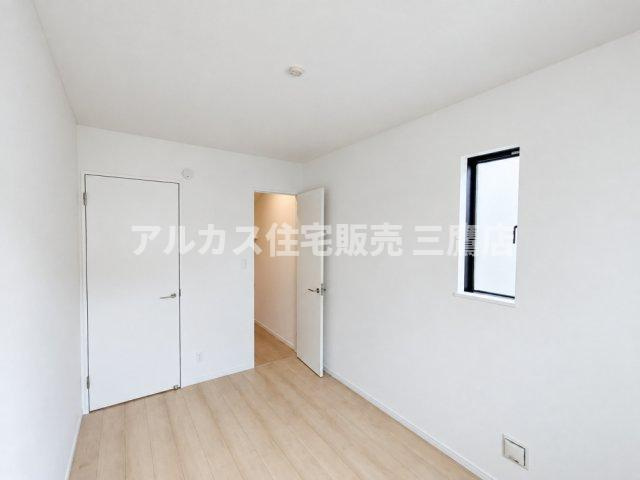 中央線 武蔵小金井駅 20分 新築戸建 小金井市前原町1丁目の洋室|白を基調とした壁紙と温かみのあるフローリングが印象的なシンプルで使いやすい空間です。