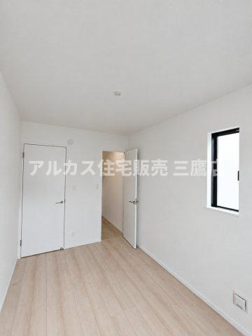中央線 武蔵小金井駅 20分 新築戸建 小金井市前原町1丁目の洋室|小窓からやわらかな光が入り、プライベート空間としても使いやすい落ち着いたお部屋です。