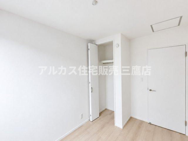 中央線 武蔵小金井駅 20分 新築戸建 小金井市前原町1丁目の洋室|コンパクトなクローゼットとドアが整然と並ぶ、機能的で無駄のないレイアウトです。
