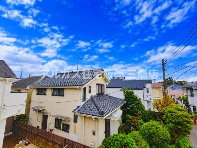 中央線 武蔵小金井駅 20分 新築戸建 小金井市前原町1丁目の展望|青空と周囲の落ち着いた住宅街の街並みを一望できる、開放感のある見晴らしです。 