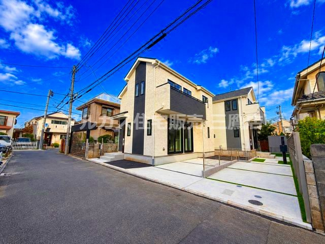 中央線 武蔵小金井駅 20分 新築戸建 小金井市前原町1丁目の前面道路含む現地写真|すっきりと舗装された前面道路に面しており、カースペースを備えたスタイリッシュな外観の建物です。
