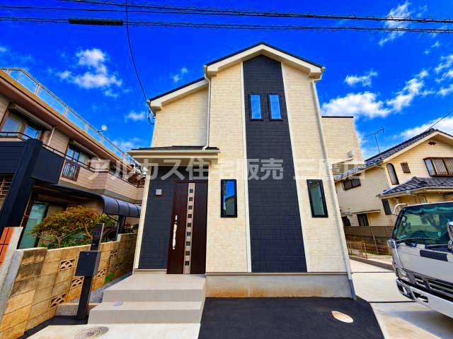 中央線 武蔵小金井駅 20分 新築戸建 小金井市前原町1丁目の外観|ホワイトとダークグレーのコントラストがスタイリッシュな、完成したばかりの美しい一戸建ての外観です。
