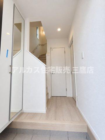 中央線 武蔵小金井駅 20分 新築戸建 小金井市前原町1丁目の玄関|上がり框から廊下・階段へとスムーズにつながる、開放感のあるすっきりとした玄関スペースです。