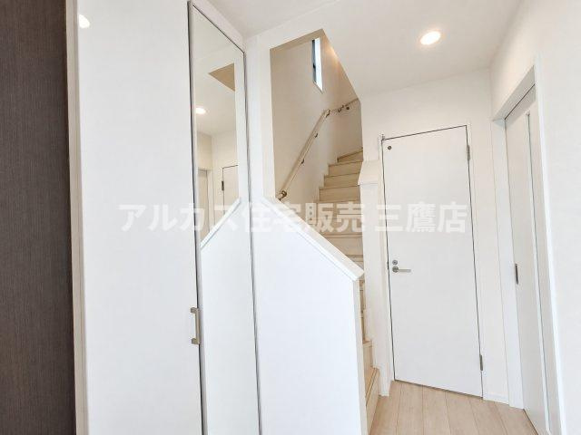 中央線 武蔵小金井駅 20分 新築戸建 小金井市前原町1丁目の玄関|トールサイズのシューズボックスがあり、家族全員の靴をすっきりと収納できる玄関周りです。   
