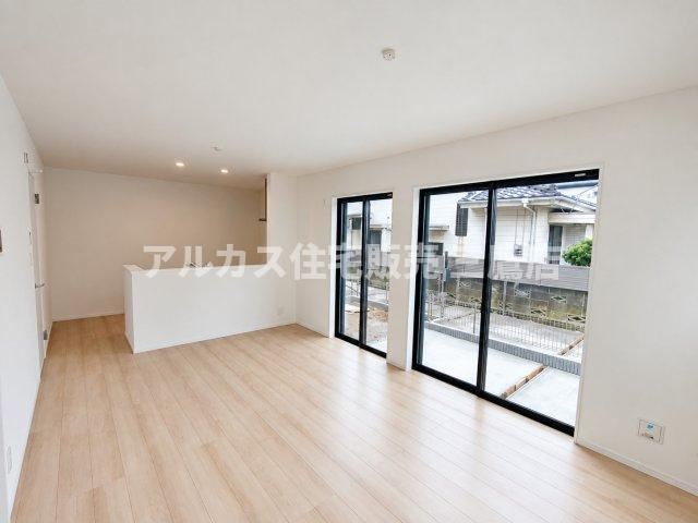中央線 武蔵小金井駅 20分 新築戸建 小金井市前原町1丁目の居間・リビング|大きめの掃き出し窓から自然光が差し込む、開放的で明るいLDK空間