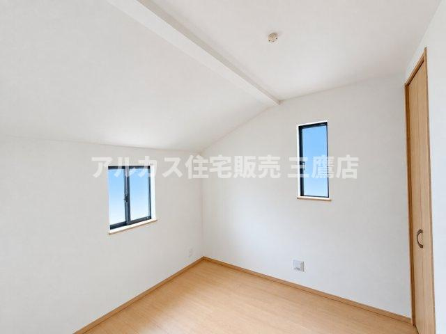 中央線 武蔵小金井駅 20分 新築戸建 小金井市前原町1丁目の洋室|勾配天井とすべり出し窓がおしゃれな雰囲気を演出する、落ち着きのあるお部屋です。