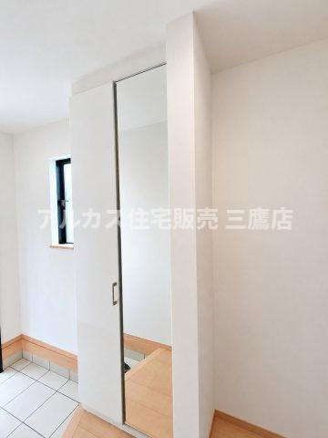 中央線 武蔵小金井駅 20分 新築戸建 小金井市前原町1丁目の玄関|大きなミラーが付いたすっきりとした収納スペースと、採光用の小窓が配置された明るい玄関です。 