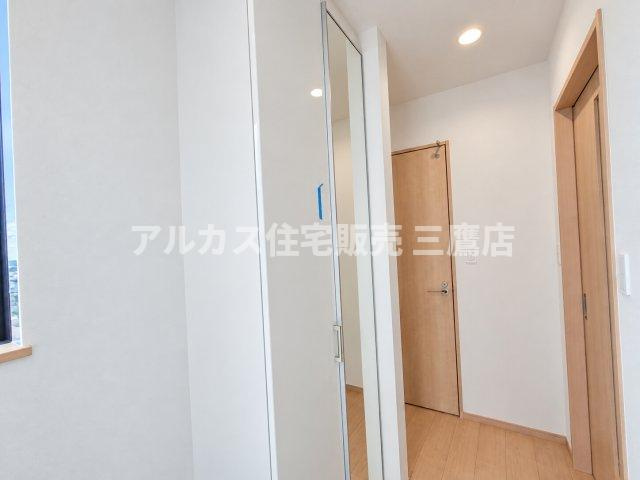 中央線 武蔵小金井駅 20分 新築戸建 小金井市前原町1丁目の玄関|白を基調とした壁面に、木目の美しいフローリングや建具が調和した温かみのある空間です。 