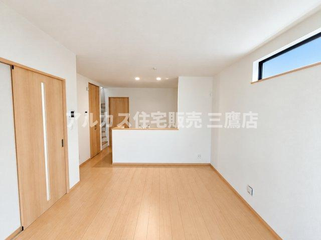 中央線 武蔵小金井駅 20分 新築戸建 小金井市前原町1丁目の居間・リビング|明るい木目のフローリングと白壁が爽やかなリビングダイニングで、キッチン越しにリビング全体が見渡せる設計です。