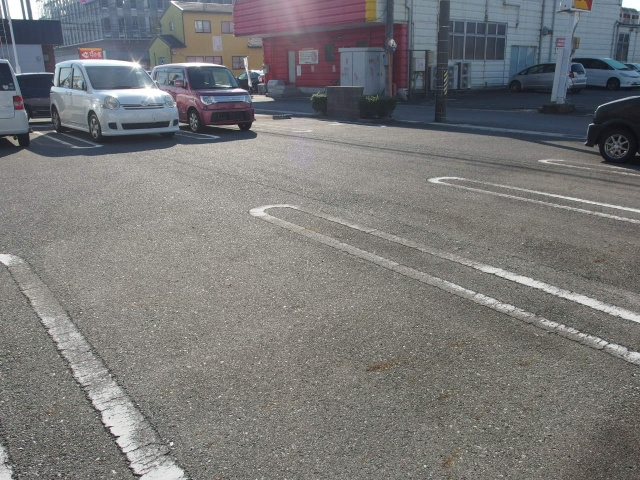 レフィナードの駐車場