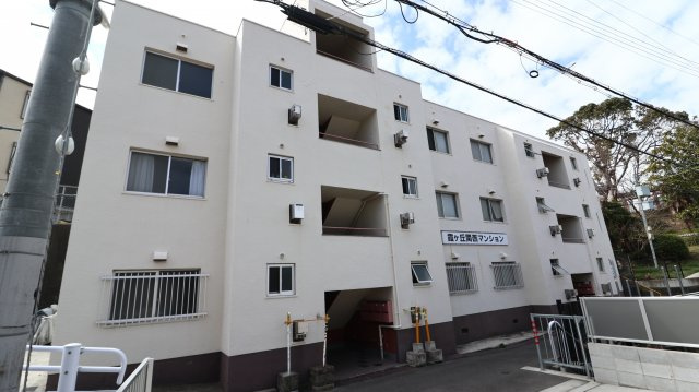 霞ヶ丘関西マンションのエントランス
