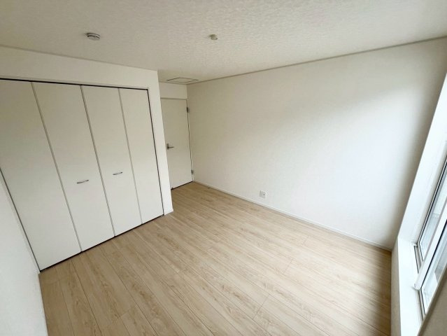 【仲介手数料無料】富士見市東大久保―新築分譲住宅―最終１棟―の洋室|陽光が降り注ぐ洋室は、お子様の成長に合わせた子供部屋や、家族の趣味を楽しむ空間にぴったり。明るい未来を育むプライベート空間です。