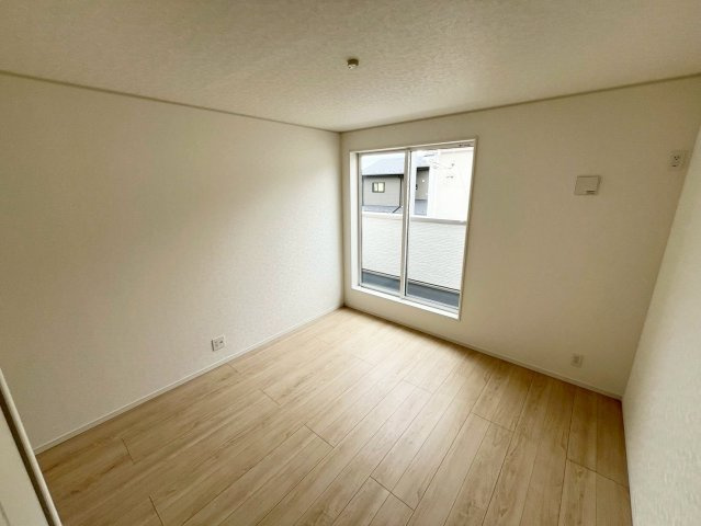 【仲介手数料無料】富士見市東大久保―新築分譲住宅―最終１棟―の洋室|朝日が差し込み、風が抜ける洋室。バルコニーと隣接した設計が、明るさと開放感を最大限に引き出します。