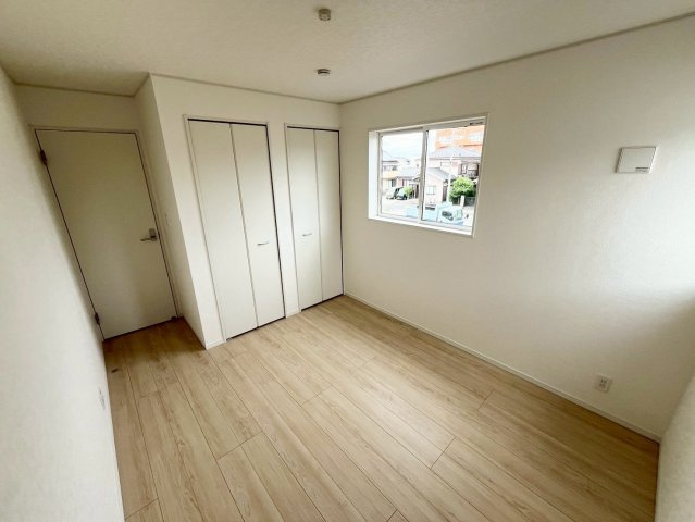 【仲介手数料無料】富士見市東大久保―新築分譲住宅―最終１棟―の洋室|心地よい空間が広がる居室で、ゆったりとした時間を過ごせます。豊富な収納スペースが、生活をすっきりと整えます。