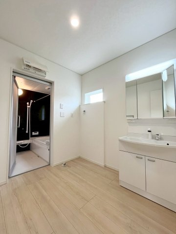 【仲介手数料無料】富士見市東大久保―新築分譲住宅―最終１棟―の独立洗面台|必要なものが、すぐ手に届く。三面鏡洗面台が、朝の支度をスムーズにし、洗面空間を美しく整えます。