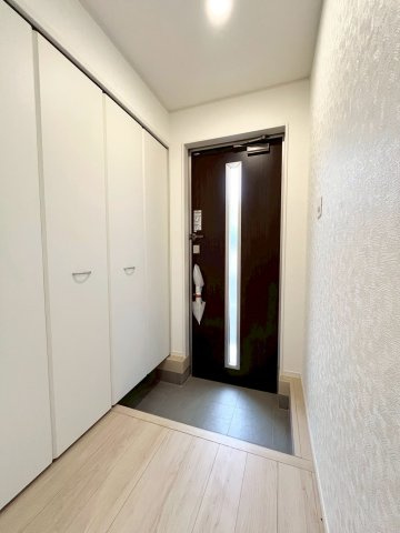 【仲介手数料無料】富士見市東大久保―新築分譲住宅―最終１棟―の玄関|玄関で始まる新しい一日。心地よい空間が、毎日の生活に潤いを与えます。
収納も充実で、靴好きな方やコートを部屋に持ち込みたくない方におおすすめです！