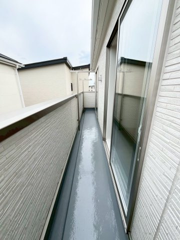 【仲介手数料無料】富士見市東大久保―新築分譲住宅―最終１棟―のバルコニー|陽光が降り注ぐ、明るく開放的なバルコニー。洗濯物を気持ちよく干せるのはもちろん、家族で過ごす豊かな時間も育めます。毎日の暮らしに彩りを添える空間です。