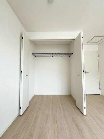 【仲介手数料無料】富士見市東大久保―新築分譲住宅―最終１棟―の収納|各居室収納付きで丈の長いワンピースやスーツ類もスッキリ収納可能。プライベート空間を有効的に活用できますね。