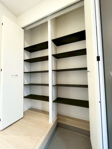 【仲介手数料無料】富士見市東大久保―新築分譲住宅―最終１棟―の収納|広さだけでなく、使いやすさまで計算。収納する時間さえ心地よくなる、可動棚のため、用途に合わせて調整してください！