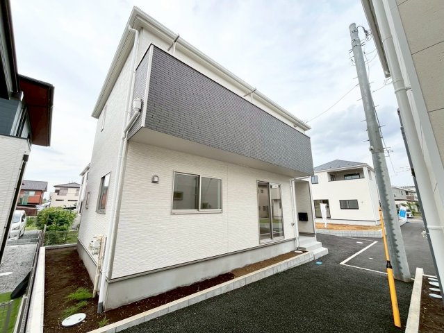 【仲介手数料無料】富士見市東大久保―新築分譲住宅―最終１棟―の外観|街に溶け合う美しい景観を生みだしているにも関わらず、採光や風通しを考えて設計された間取り。近隣との視線を考え、街全体で調整される窓位置。住まうご家族の心地よさを最優先しました。