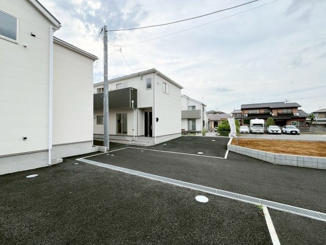 【仲介手数料無料】富士見市東大久保―新築分譲住宅―最終１棟―の前面道路含む現地写真|流れる空気感を特別なものとし、凛とした表情を見せる美しい外観。光に照らし出される外壁は、素材の持つ独特の存在感により豊かな表情を見せ、この一角を素敵に演出してくれます。