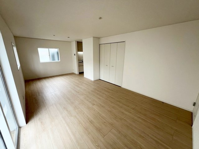 【仲介手数料無料】富士見市東大久保―新築分譲住宅―最終１棟―の居間・リビング|大きな窓から光が溢れる圧倒的な開放感が魅力のリビング。白を基調とした高い天井と明るい床が空間をさらに広く見せ、心地よい風が吹き抜けるような、のびのびと寛げる住まいです。