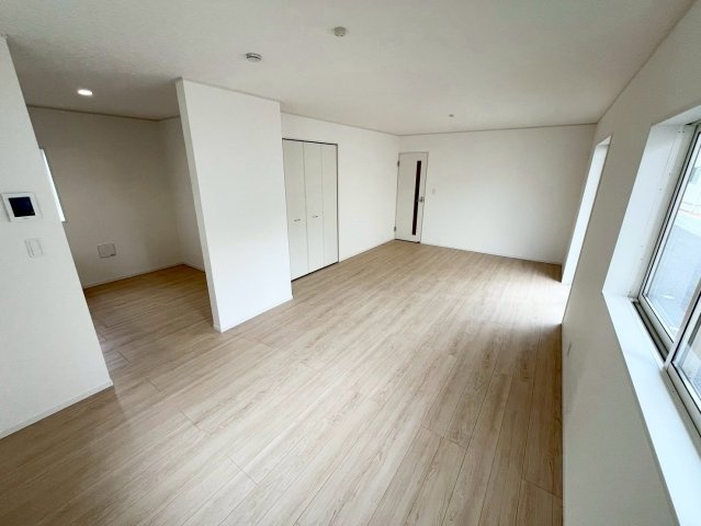 【仲介手数料無料】富士見市東大久保―新築分譲住宅―最終１棟―の居間・リビング|ソファーでパートナーや子どもの声を聞きながら過ごす時間。何気ない幸せ時間がいっぱいのLDK。