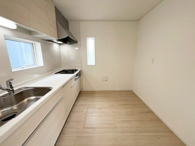 【仲介手数料無料】富士見市東大久保―新築分譲住宅―最終１棟―のキッチン|家族の笑顔が広がる、システムキッチンです。洗練された空間を演出。広い調理スペースで、お子様と一緒に料理を楽しむ時間も増えそうです。