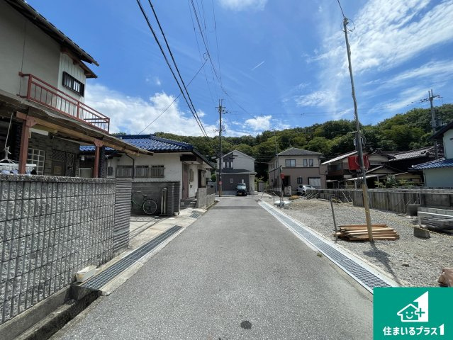 彦根市後三条町　第8期　新築一戸建ての前面道路含む現地写真|周辺は落ち着いた街並みの住宅地！子育てがしやすい住環境です！まだ未完成ですが、現地でしかわからない事もございます。是非一度ご覧ください。