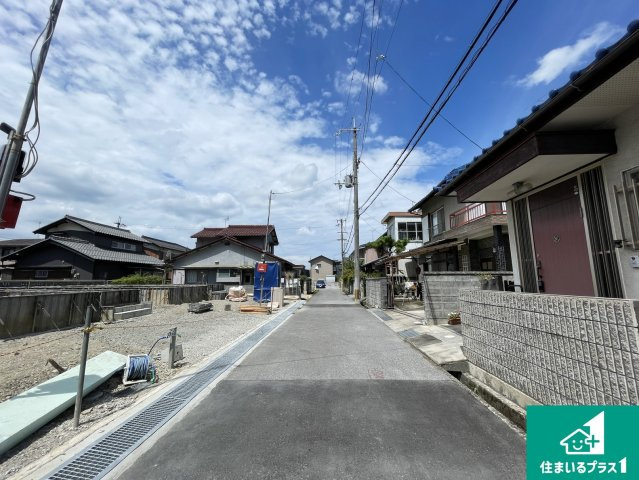 彦根市後三条町　第8期　新築一戸建ての前面道路含む現地写真|周辺は落ち着いた街並みの住宅地！子育てがしやすい住環境です！まだ未完成ですが、現地でしかわからない事もございます。是非一度ご覧ください。