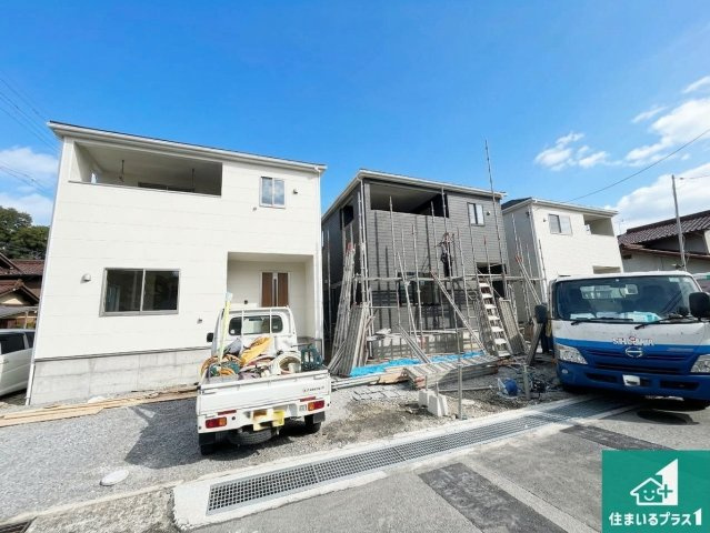 彦根市後三条町　第8期　新築一戸建ての前面道路含む現地写真|周辺は落ち着いた街並みの住宅地！子育てがしやすい住環境です！まだ未完成ですが、現地でしかわからない事もございます。是非一度ご覧ください。