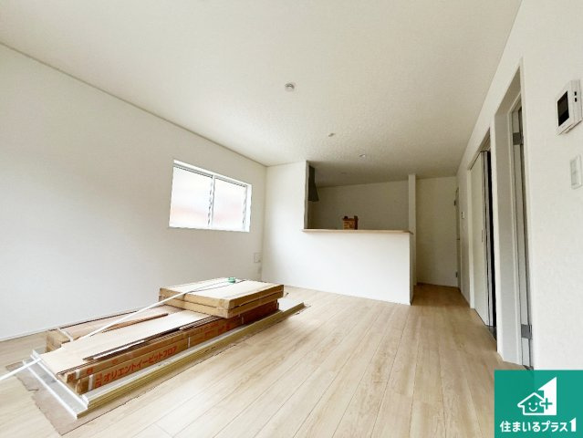 彦根市後三条町　第8期　新築一戸建ての居間・リビング|対面キッチンでご家族のコミュニケーションも自然と増える設計！