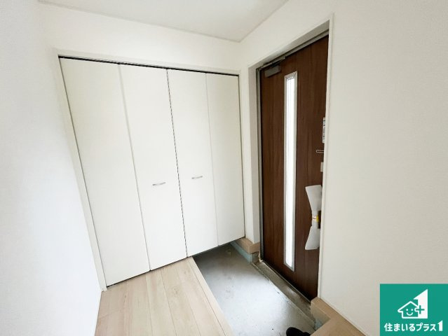 彦根市後三条町　第8期　新築一戸建ての玄関|シューズボックスにはたくさんの靴が収納できるので玄関周りはいつもスッキリ！ご家族が増えても安心！