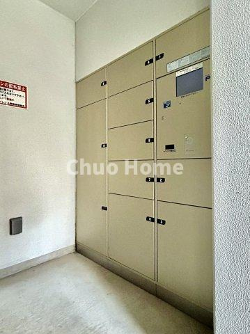 プレシス両国の設備|【宅配ボックス】在宅時・不在時に関わらず、居住者の代わりに非対面で宅配物を受け取ってくれる便利な設備です。わかりやすくご説明致しますので見学時にはお部屋だけではなく共用部分もぜひチェックしてください。