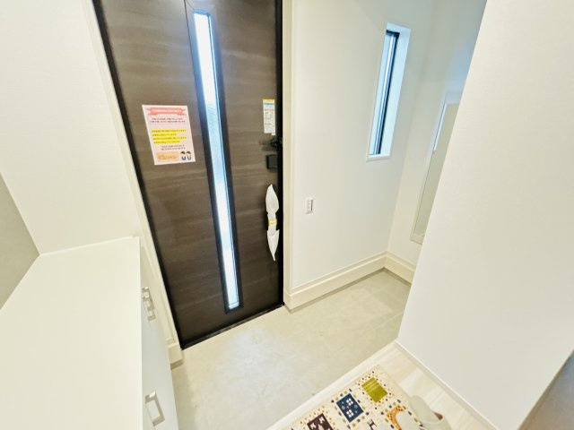 新築　前橋市上新田町2期　１号棟の玄関|現地写真　シューズインクロークと下駄箱があり、かなりの収納量が期待できます！							
