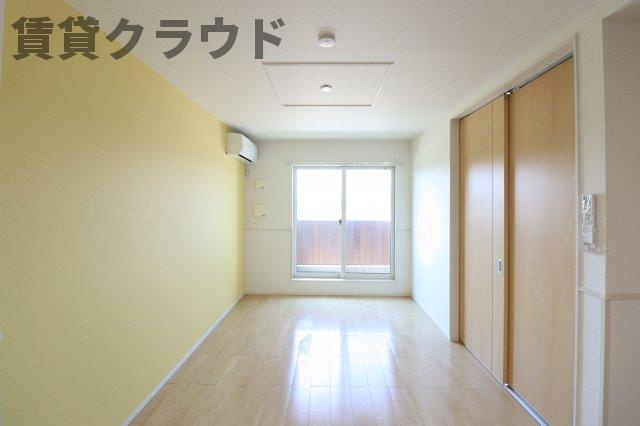 アンソレイエⅥの居間・リビング|駐車スペースもあります