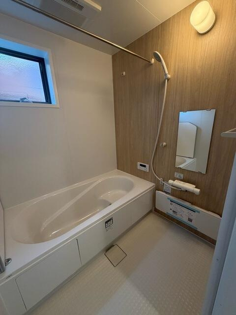 豊橋市仁連木町の新築一戸建の浴室|浴室乾燥機＆給湯器付きで、毎日の暮らしを快適に過ごせます。天候を気にせず洗濯もでき、いつでも温かいお風呂を楽しめます！一坪タイプのバスルームなので足を伸ばして快適にくつろげます！
