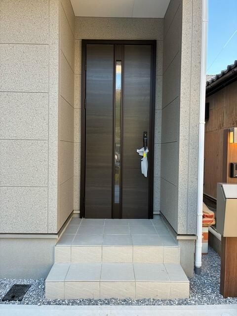 豊橋市仁連木町の新築一戸建の玄関|来る人を暖かく迎えて来れる玄関は 来客者が多い日も足場に困る事のない収納力です！
