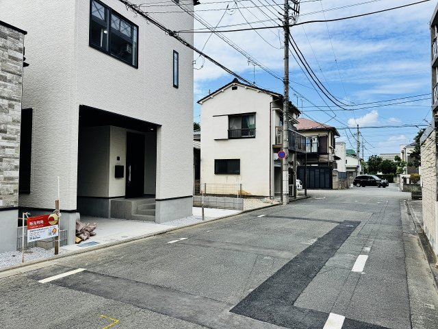 八王子市　本町　新築一戸建て　５期の前面道路含む現地写真|～東側6ｍ道路　駐車もしやすいです～